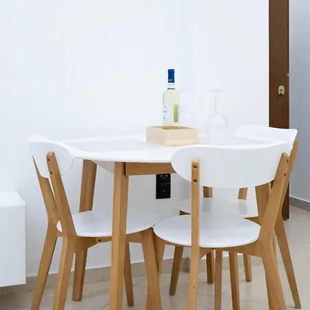 White&wood Apartment *